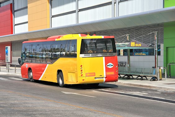 Linienbus am Flughafen